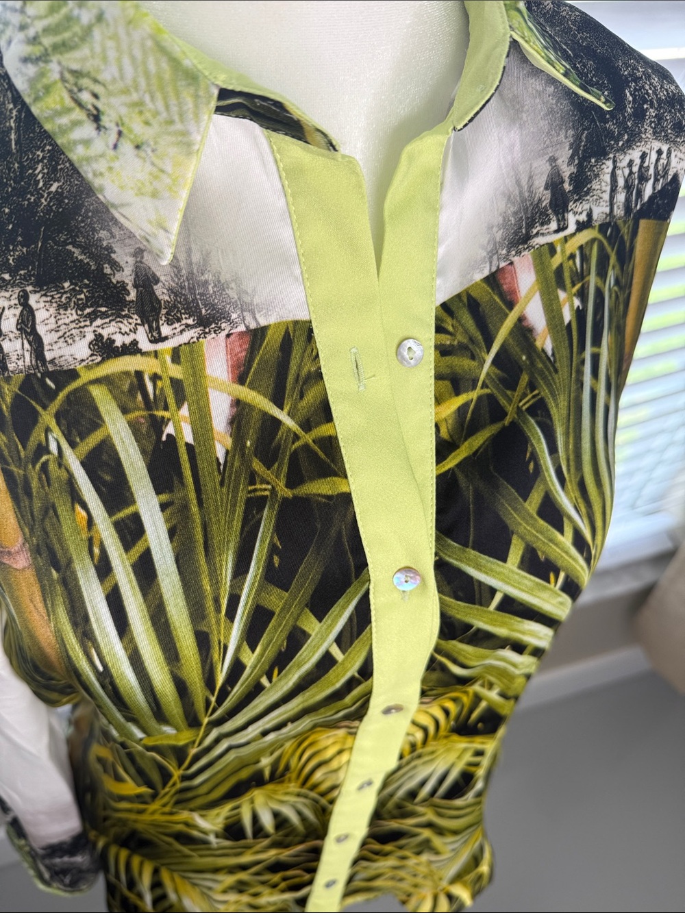 Women’s Green Palm-Print Button-Up Shirt - Picture 3 of 4